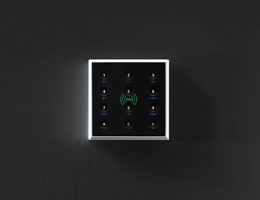 Ein Zutrittsgerät mit einem Ziffernblock auf einer Zimmerwand.